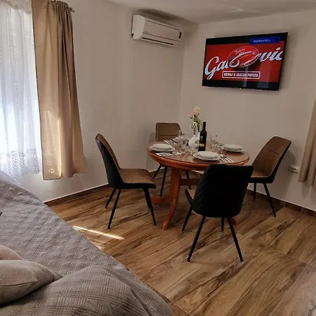 Gem Old Town Center Apartment