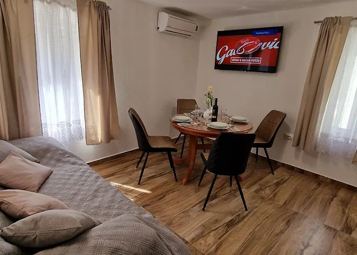 Gem Old Town Center Apartment